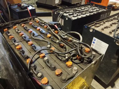 Endüstriyel depolama pilleri. Elektrikli forkliftin pilini şarj ediyorum. Depo ekipmanları. Büyük pil şarj edildi.