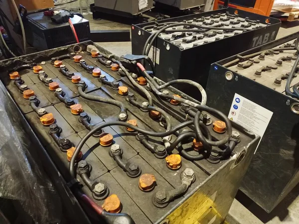 Endüstriyel depolama pilleri. Elektrikli forkliftin pilini şarj ediyorum. Depo ekipmanları. Büyük pil şarj edildi.