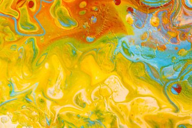 Dökülmüş boyanın soyut arkaplanı. Tuval üzerinde çok renkli boyalar.