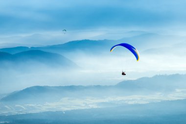 Bulutların üzerinde uçan Yamaçparaşütü