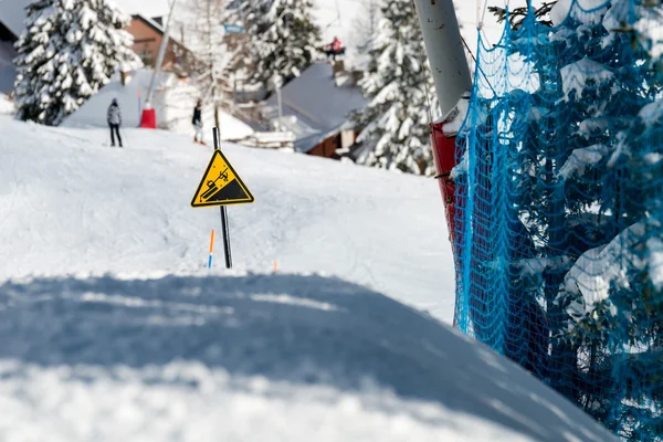 Perigo! Snowcat sinal em uma área de esqui — Fotografia de Stock
