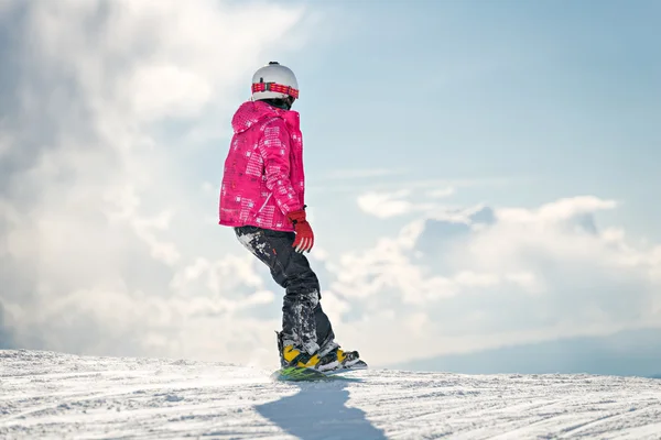 Aprender snowboard, amateur en la escuela de esquí . — Foto de Stock