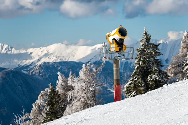 Sneeuw kanon in winter mountain — Stockfoto