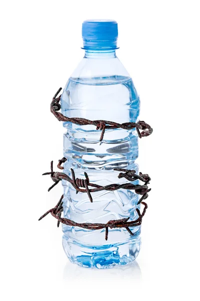 Колючая проволока вокруг бутылки воды — стоковое фото