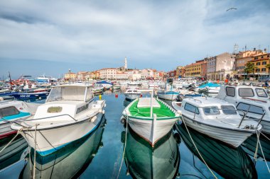 Panoramik kent Rovinj Limanı üzerinden üzerinde. Istria Yarımadası, Hırvatistan.