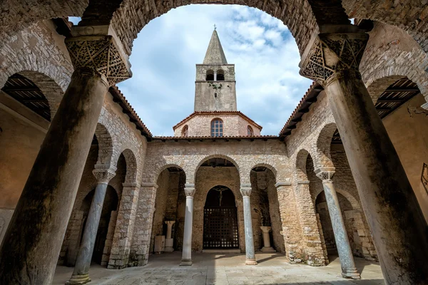 Atrium az Euphrasius-bazilika, Porec, Isztra, Horvátország — Stock Fotó