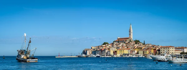 Panoramiczny widok na stare miasto Rovinj od portu. Istria, Chorwacja — Zdjęcie stockowe