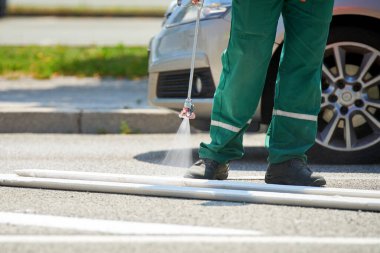 Yol işaretleri - Yaya geçidi boyası, asfalt yolda beyaz boya