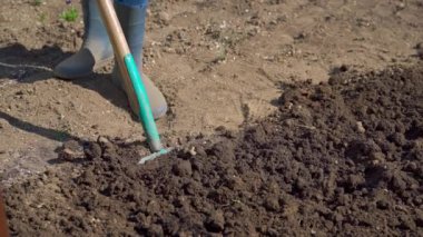 Bahar toprağını çatalla kazmak, bahçede çalışmak.