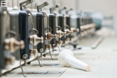 terk edilmiş tekstil fabrikası - dikiş makineleri