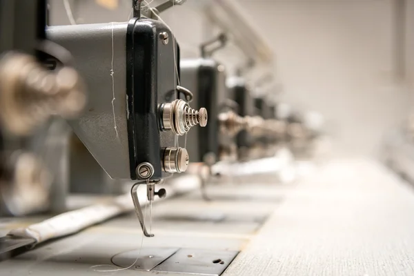 Заброшенные промышленные текстильные машины в ряд — стоковое фото