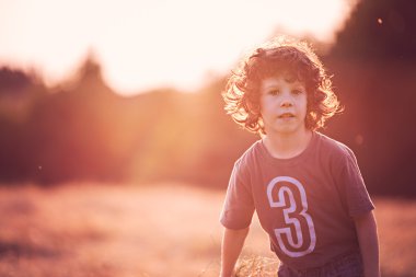 Çocukluk - dosyalanmış içinde güneşin oynamayı