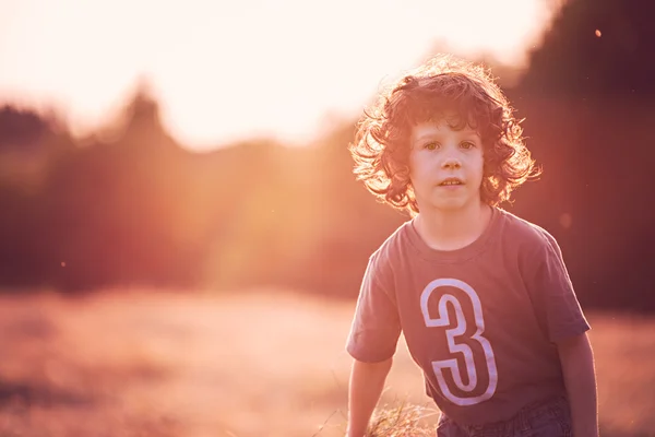 Childhood  - Playing on the filed in sunset — Stock Photo, Image