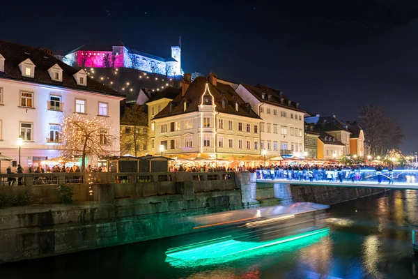 Decorado Liubliana para las fiestas de Año Nuevo, panorama — Foto de Stock