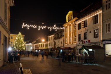 Romantik advent Noel dekorasyon aydınlatma Kranj ile Aralık gece. Noel ağacı, Glavni trg.