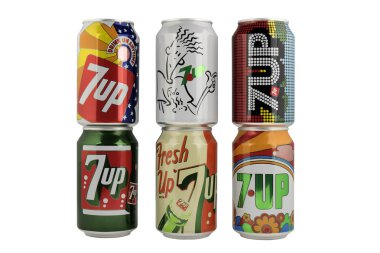 Beyaz arka plan üzerinde 7Up kutular.