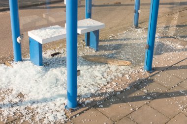 Vandallar tarafından kırık otobüs sığınak.
