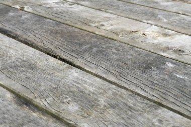 Diyagonal ahşap plakalar yıpranmış.