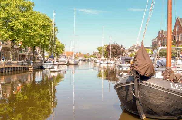 Piacere yacht e barche a vela nel porto di Lemmer . — Foto Stock