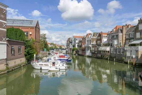 Kanal in Dordrecht, Niederlande. — Stockfoto