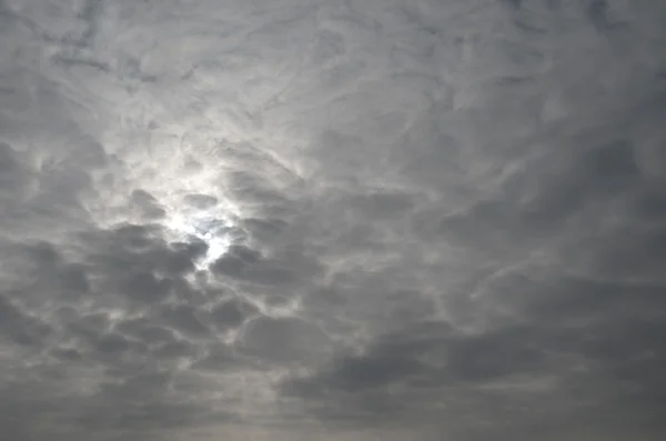 Die Sonne bricht durch die Wolken. — Stockfoto