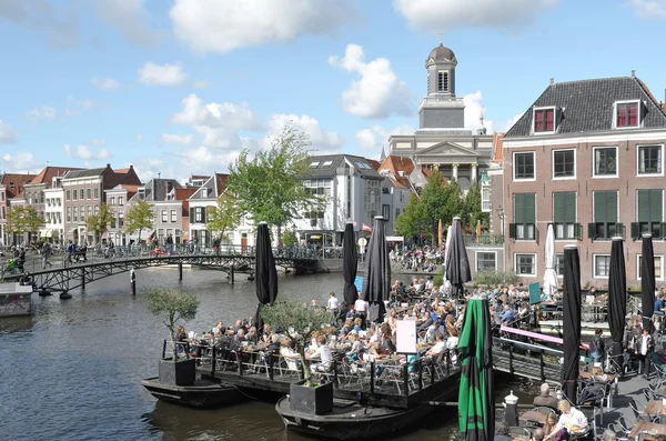 İnsanlar bir terasta Leiden Merkezi.