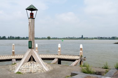 Waal Nehri'nde iskele üzerinde ışık Beacon.