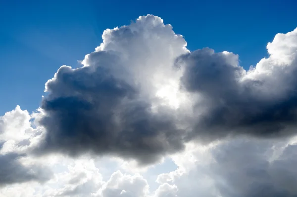 Sonne bricht durch die Wolken. — Stockfoto