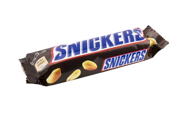 Snickers barra de chocolate isolado no fundo branco . — Fotografia de Stock