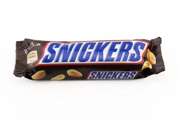 Snickers barra de chocolate isolado no fundo branco . — Fotografia de Stock