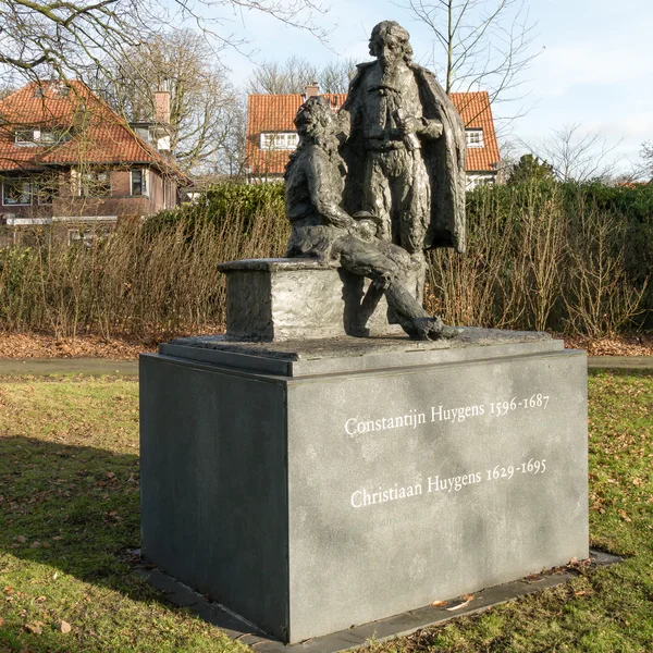Statue of Constantijn and Christiaan Huygens. — Stock Photo, Image