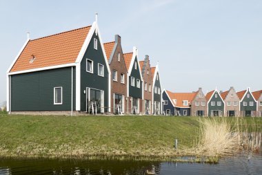 İnsanlar Volendam köy merkezinde bir terasta.
