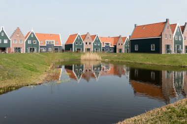 İnsanlar Volendam köy merkezinde bir terasta.