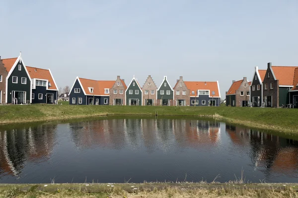 Cabañas en el Parque Marina en Volendam Roompot parques . — Foto de Stock