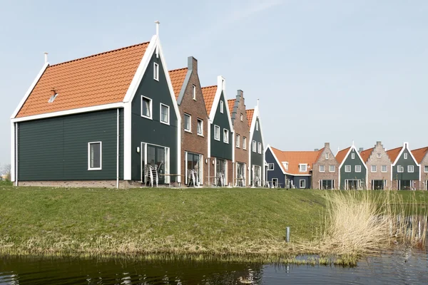 Personas en una terraza en el centro del pueblo de Volendam . — Foto de Stock