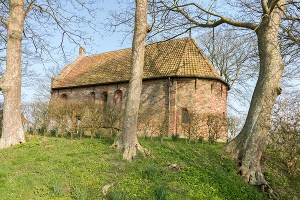 Högen med en kyrka. — Stockfoto