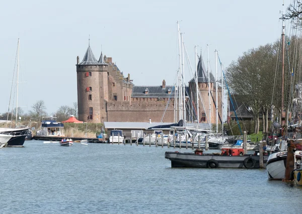 Sailing yachts in the harbor in Muiden. — Stock Photo, Image