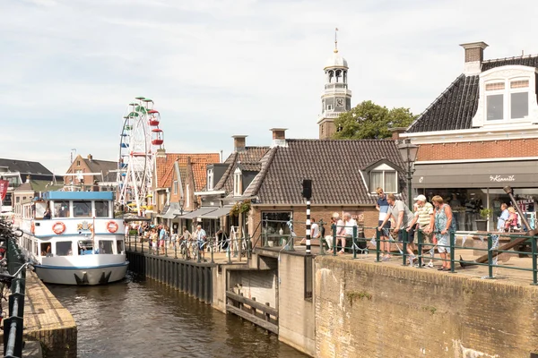 Tour in barca dalla vecchia serratura a Lemmer in Frisia nel nord dei Paesi Bassi . — Foto Stock