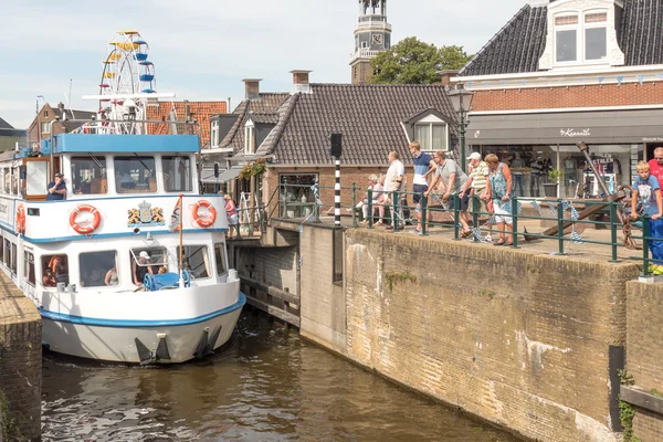 Tur tekne ile Hollanda'nın Kuzey Lemmer Friesland içinde kilit eski. — Stok fotoğraf