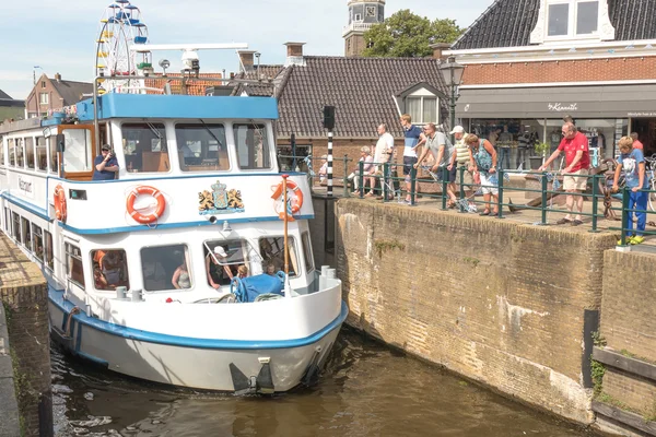 Tour boat by the old lock in Lemmer in Friesland in the north of Netherlands. — Stock Photo, Image