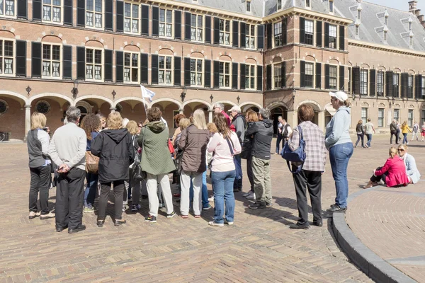 Binnenhof üzerinde Turist Rehberi.