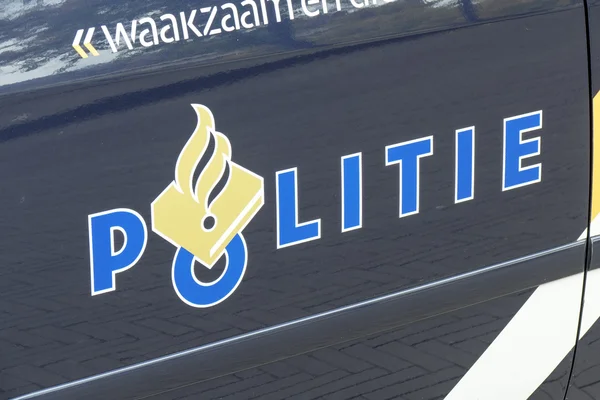 Mobil polisi dengan logo polisi di Den Haag . — Stok Foto