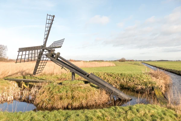 Paaltjasker wiatrak w Fryslân. — Zdjęcie stockowe