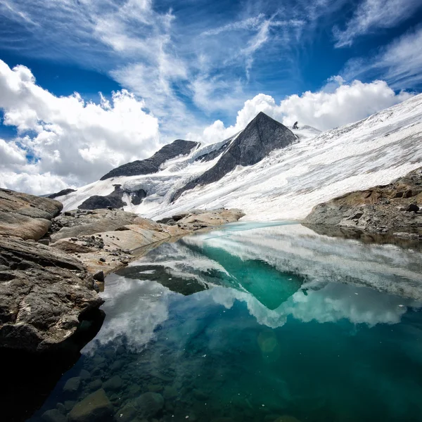 Bergstoppen och sjön — Stockfoto