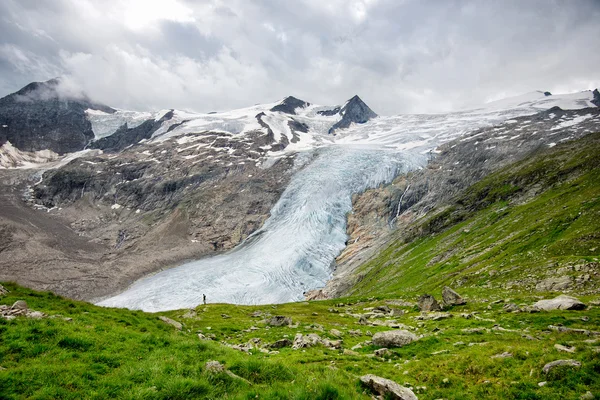 Bergstoppen och glaciären — Stockfoto