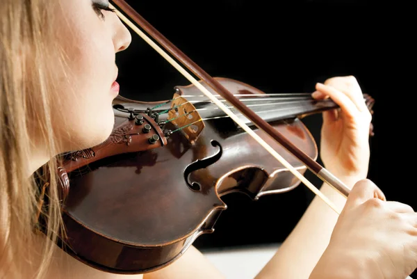 Une violoniste jouant du violon — Photo