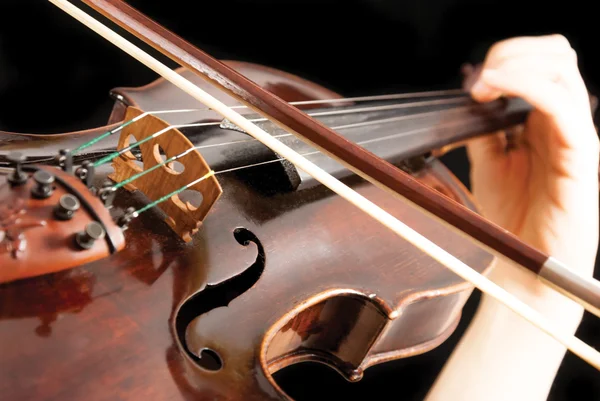 Une violoniste jouant du violon — Photo