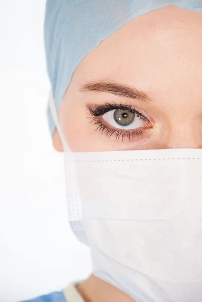 Una joven hermosa doctora vistiendo un uniforme médico — Foto de Stock