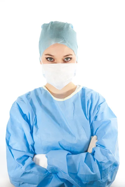 Tıbbi üniforma giyen genç güzel kadın doktor