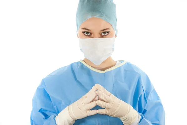Tıbbi üniforma giyen genç güzel kadın doktor